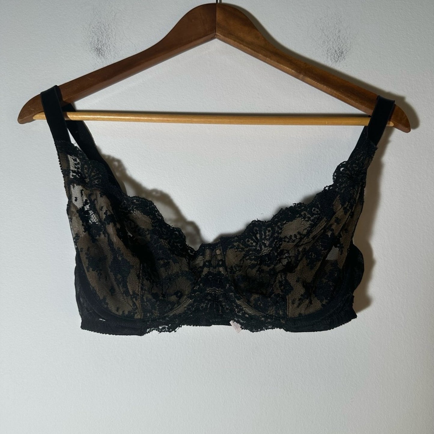 Victoria’s Secret Elegant Black Lace Underwire Bra with Wide Straps