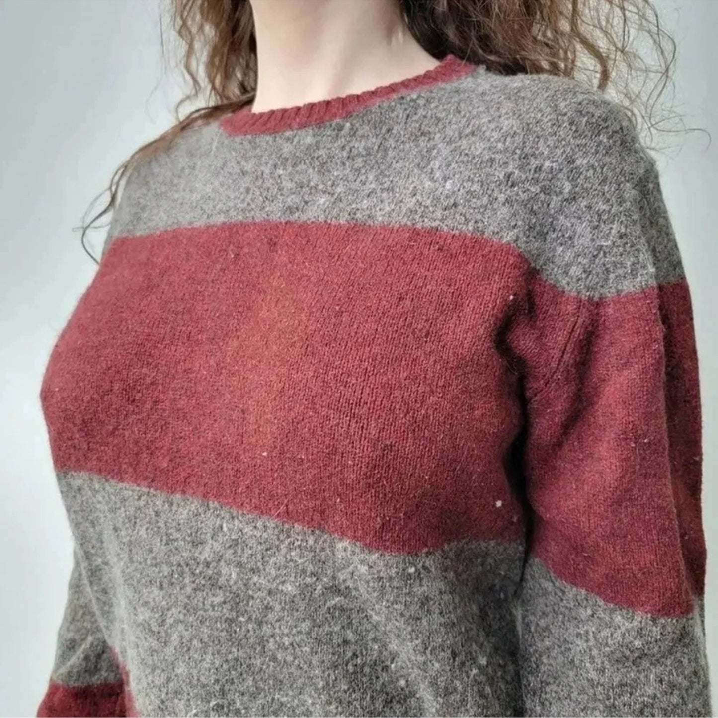 American Eagle Outfitters Red and Gray Crewneck Sweater