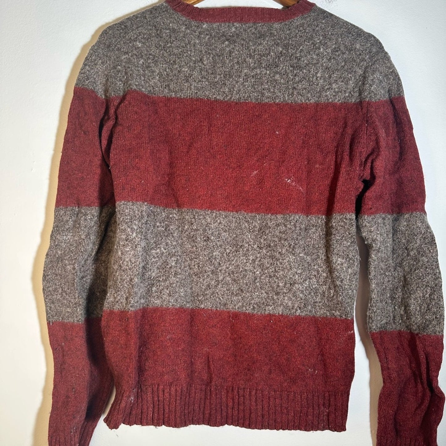 American Eagle Outfitters Red and Gray Crewneck Sweater