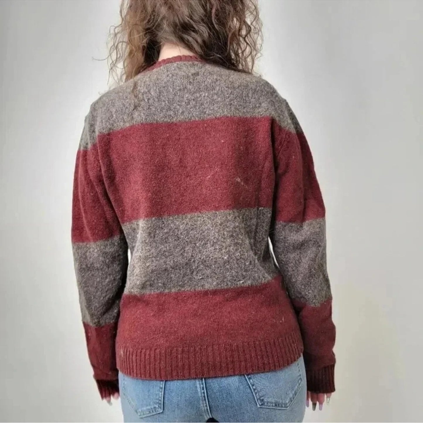 American Eagle Outfitters Red and Gray Crewneck Sweater